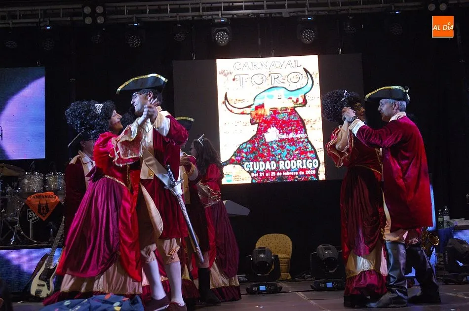 Foto 3 - Exitoso traslado del baile de disfraces al Pabell&oacute;n de Conde de Fox&aacute;  