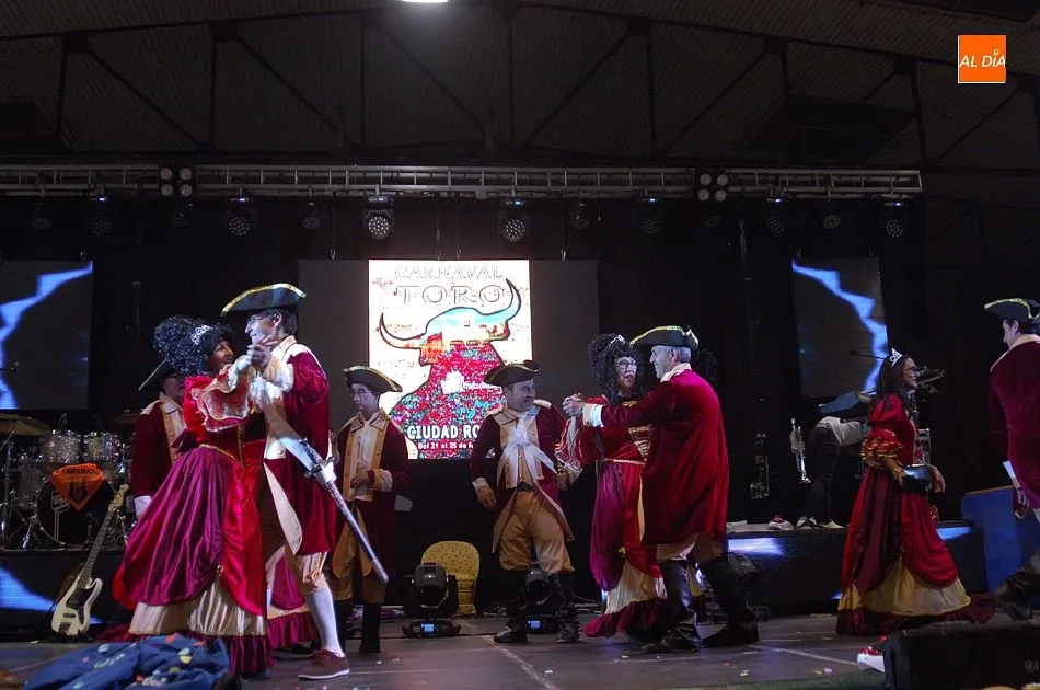 Foto 4 - Exitoso traslado del baile de disfraces al Pabell&oacute;n de Conde de Fox&aacute;  