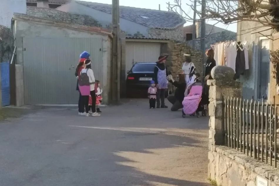 Foto 6 - En Trabanca celebran el Carnaval con un divertido pasacalles &rsquo;recaudatorio&rsquo;  