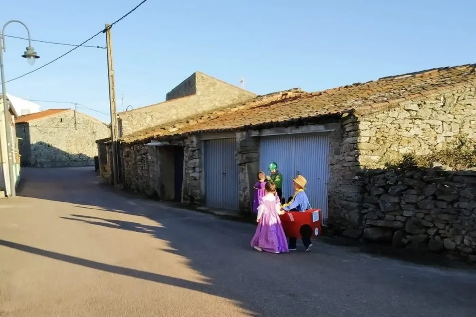 Foto 4 - En Trabanca celebran el Carnaval con un divertido pasacalles &rsquo;recaudatorio&rsquo;  