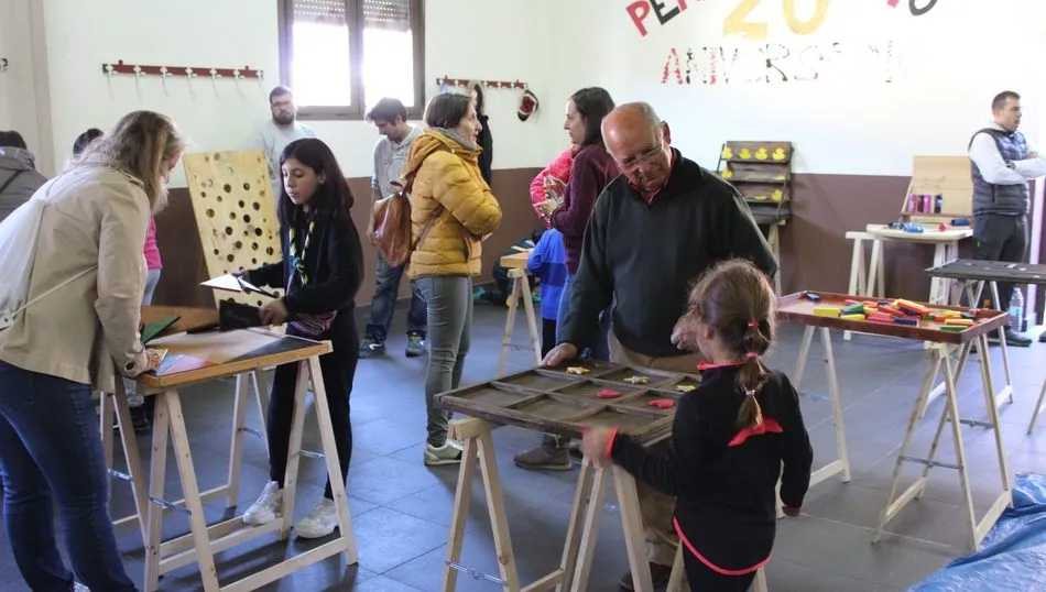 Abuelos y padres disfrutaron con sus nietos e hijos en las actividades de la mañana