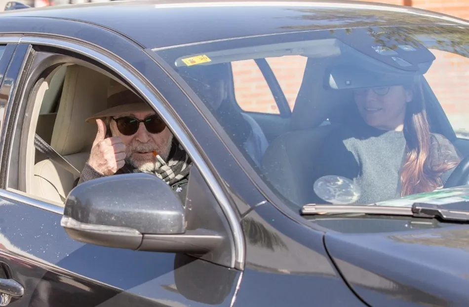 Joaquín Sabina, a su salida del hospital. Foto: EP