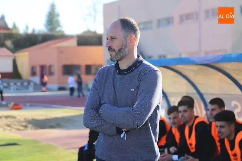 Jabi Luaces en el área técnica durante el partido / Lydia González