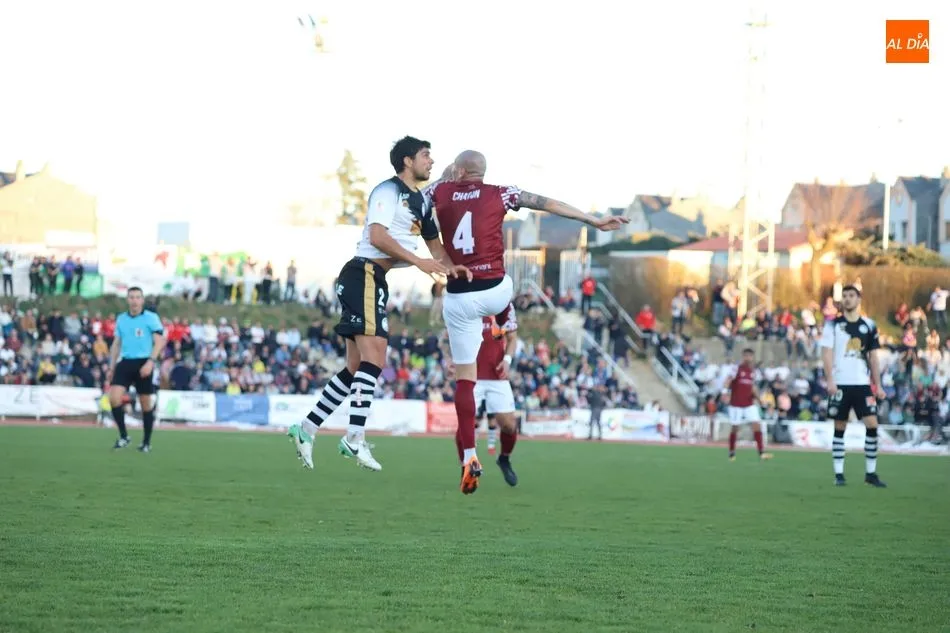 Foto 10 - Intensidad, pol&eacute;mica y reparto de puntos en un nuevo derbi charro (1-1)