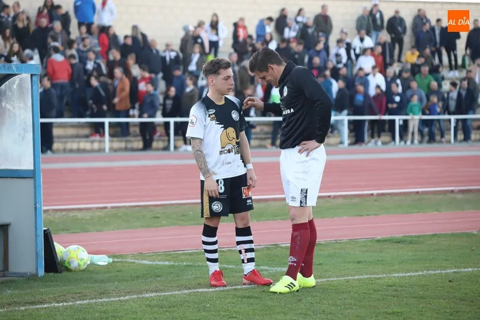 Foto 8 - Intensidad, pol&eacute;mica y reparto de puntos en un nuevo derbi charro (1-1)