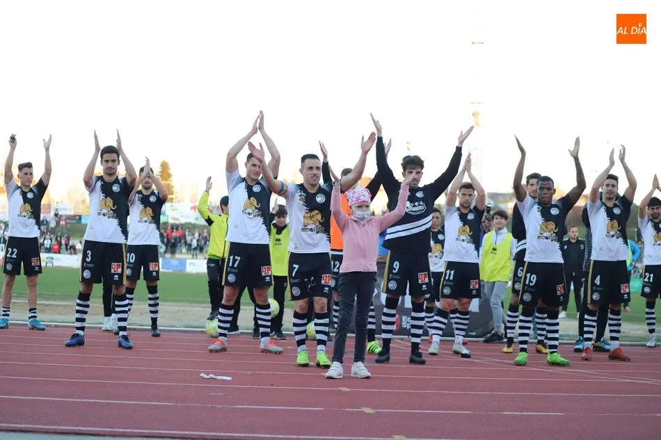 Foto 7 - Intensidad, pol&eacute;mica y reparto de puntos en un nuevo derbi charro (1-1)