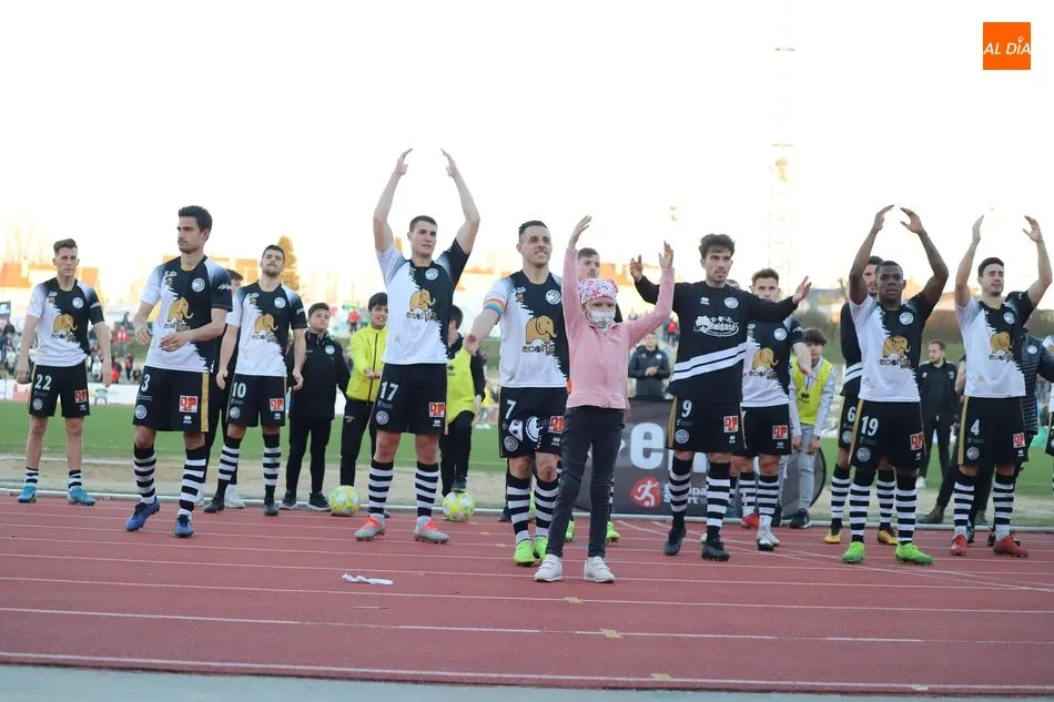 Foto 5 - Intensidad, pol&eacute;mica y reparto de puntos en un nuevo derbi charro (1-1)