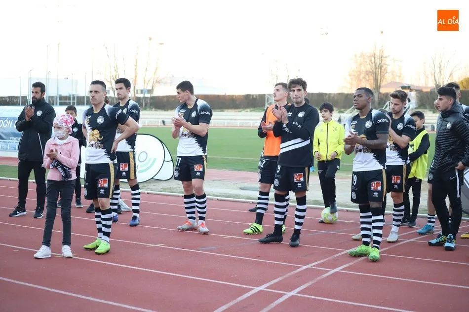 Foto 3 - Intensidad, pol&eacute;mica y reparto de puntos en un nuevo derbi charro (1-1)