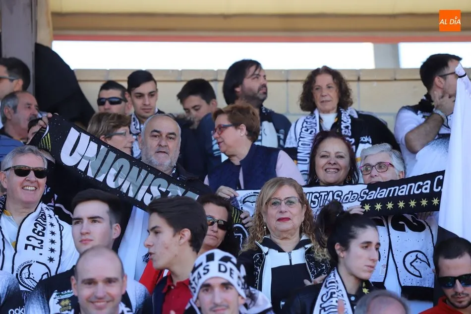 Aficionados de Unionistas durante el partido animan a su equipo / Lydia González