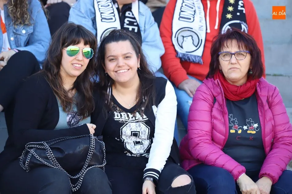 Foto 9 - El derbi de las gradas se salda sin incidentes, con c&aacute;nticos cruzados y mucha rivalidad