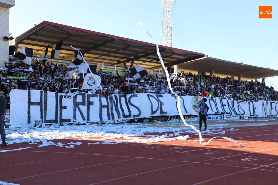 Foto 4 - El derbi de las gradas se salda sin incidentes, con c&aacute;nticos cruzados y mucha rivalidad