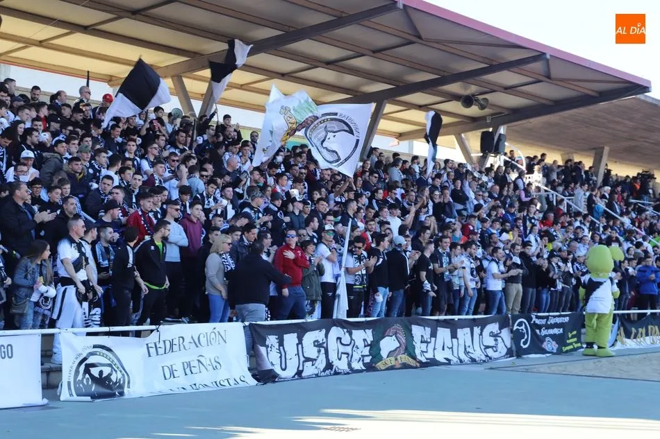 Foto 3 - El derbi de las gradas se salda sin incidentes, con c&aacute;nticos cruzados y mucha rivalidad