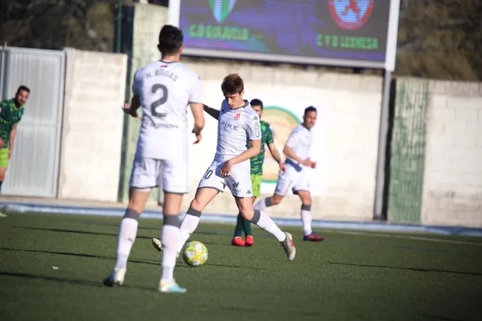 Foto 4 - El Guijuelo baila a la Cultural Leonesa al son de Pablo Espina (3-1)