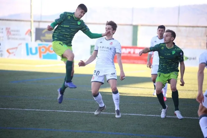 Foto 3 - El Guijuelo baila a la Cultural Leonesa al son de Pablo Espina (3-1)