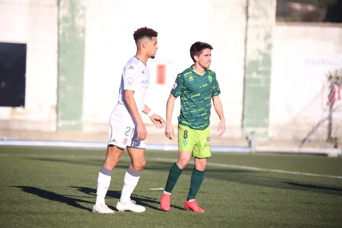 Foto 2 - El Guijuelo baila a la Cultural Leonesa al son de Pablo Espina (3-1)