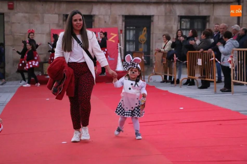 Foto 2 - Bonito desfile infantil de disfraces en Vitigudino con mil y un personajes  