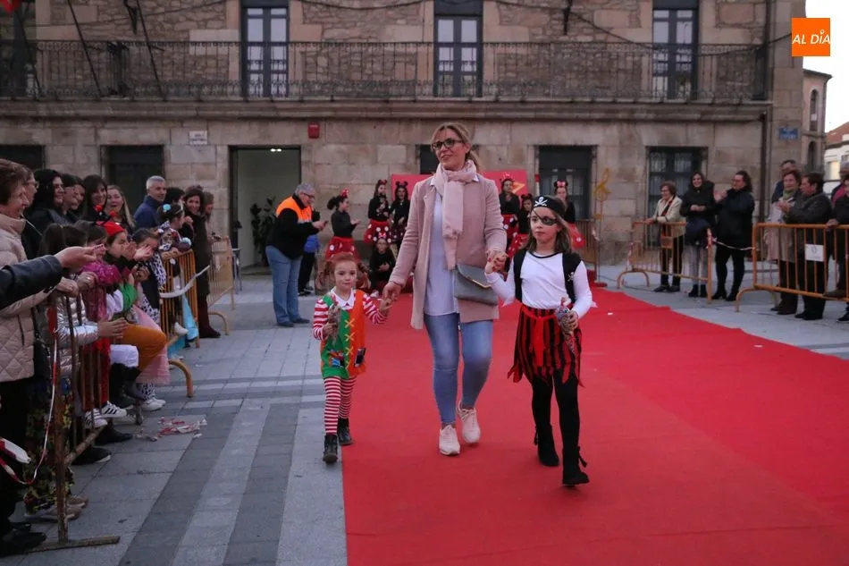 Bonito desfile infantil de disfraces en Vitigudino con mil y un personajes  