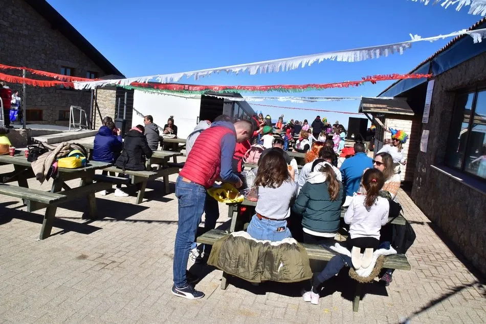 Foto 3 - Unas 1.400 personas han pasado por La Covatilla en el fin de semana de Carnaval