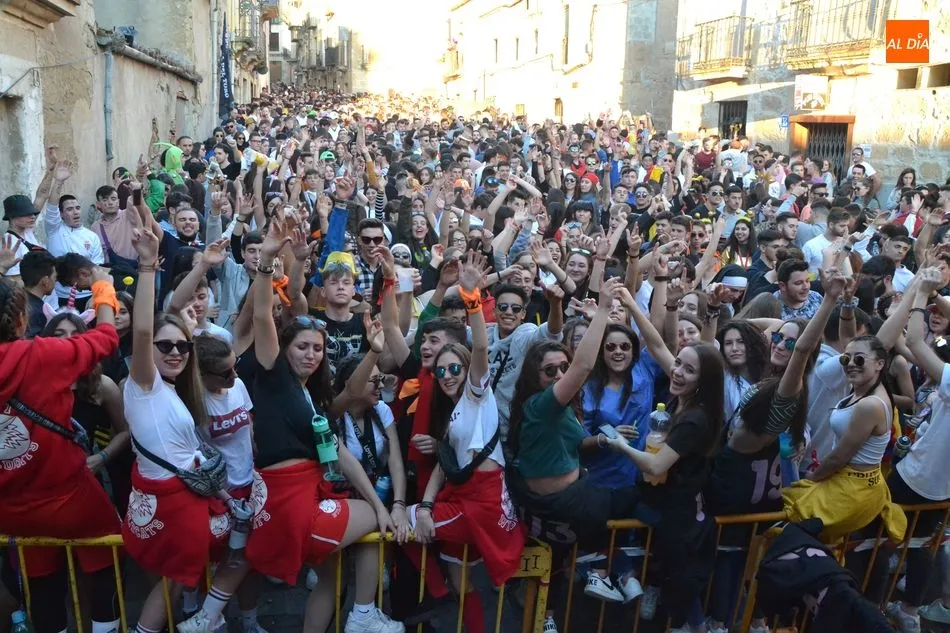 Ambientazo en La Colada con la fiesta callejera promovida por el Pub Nº18  