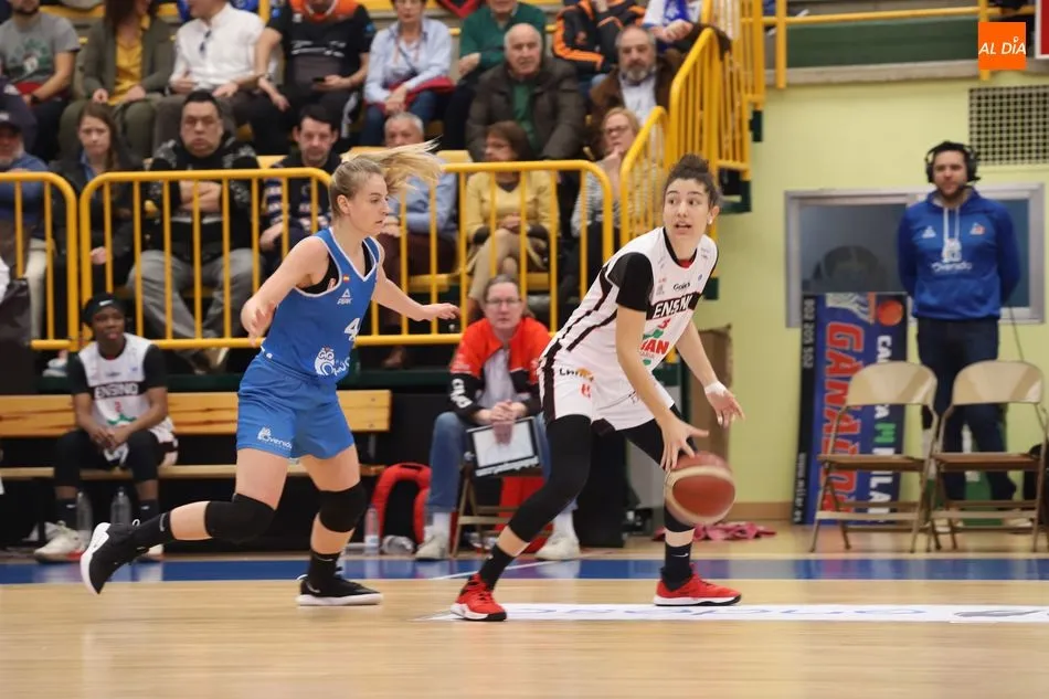 Samuelson intenta defender a una rival