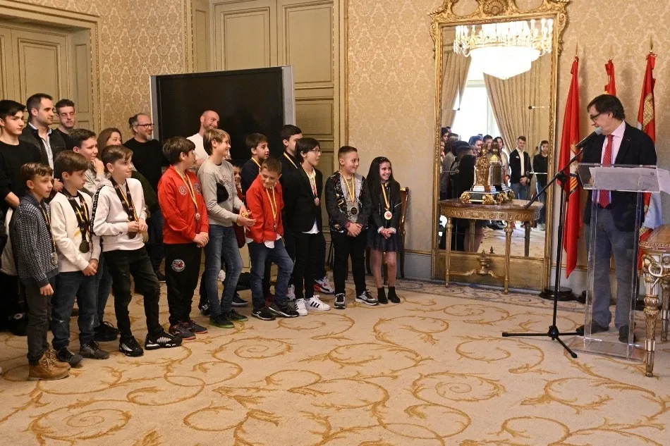 Foto 10 - Carbayo recibe a los campeones salmantinos de Kickboxing y les invita a ser embajadores de la...