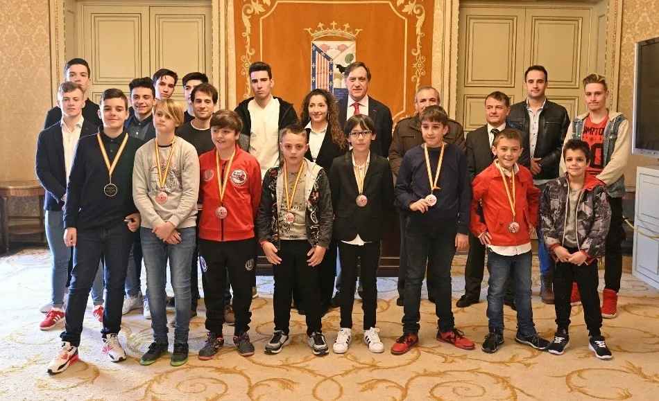 Foto 8 - Carbayo recibe a los campeones salmantinos de Kickboxing y les invita a ser embajadores de la...