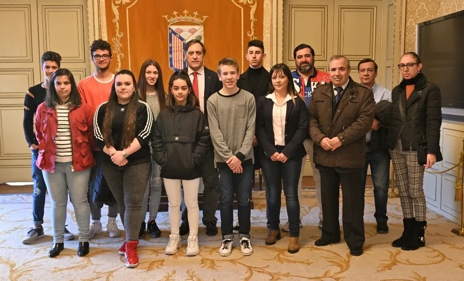 Foto 6 - Carbayo recibe a los campeones salmantinos de Kickboxing y les invita a ser embajadores de la...
