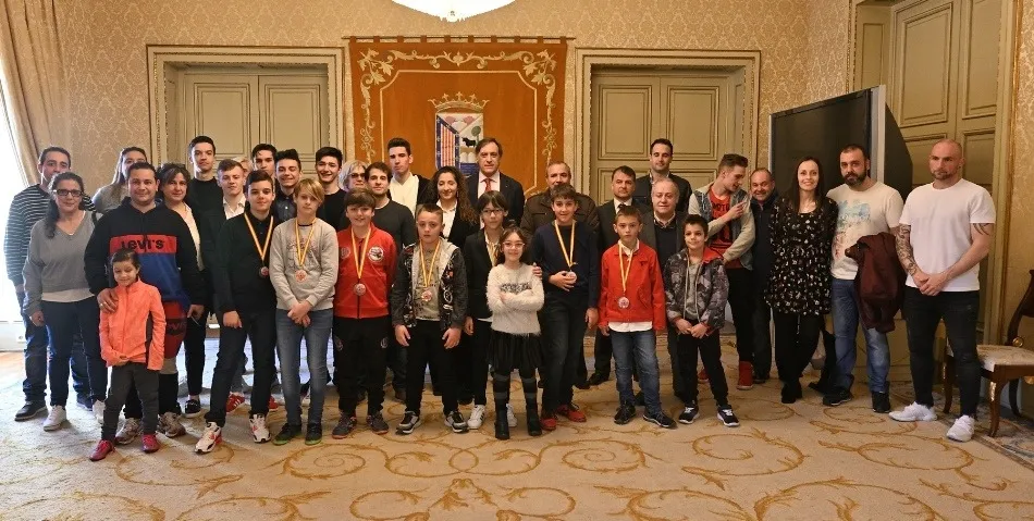 Foto 5 - Carbayo recibe a los campeones salmantinos de Kickboxing y les invita a ser embajadores de la...
