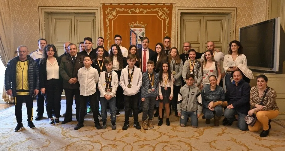 Foto 4 - Carbayo recibe a los campeones salmantinos de Kickboxing y les invita a ser embajadores de la...