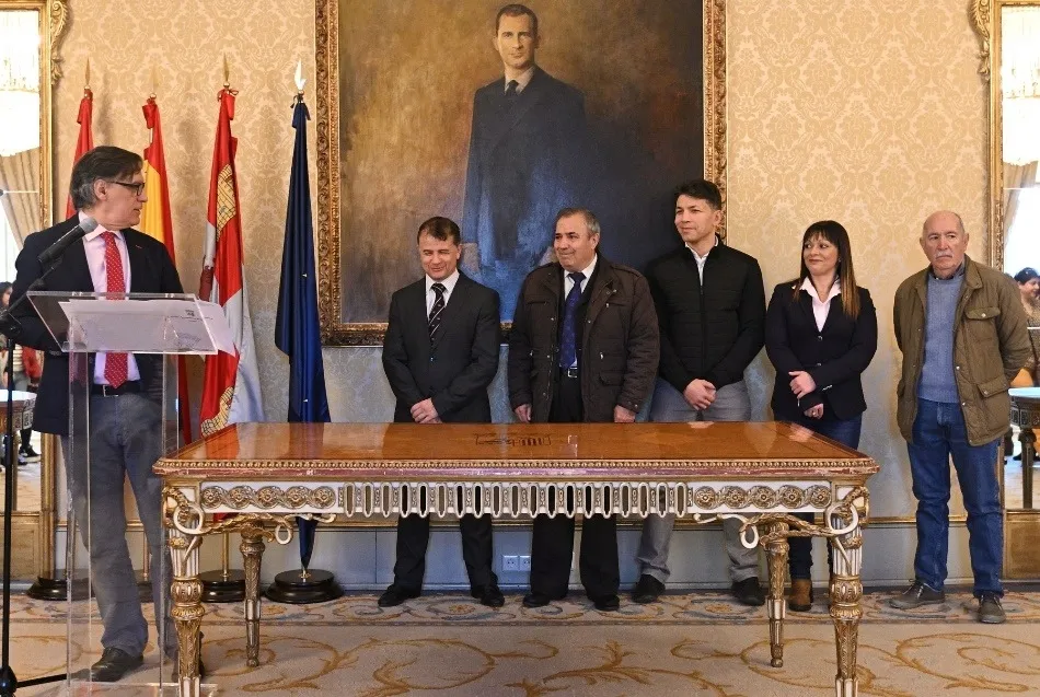 Foto 3 - Carbayo recibe a los campeones salmantinos de Kickboxing y les invita a ser embajadores de la...