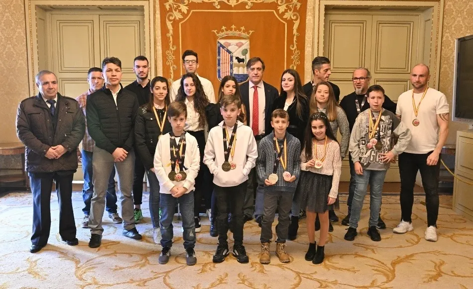 Foto 2 - Carbayo recibe a los campeones salmantinos de Kickboxing y les invita a ser embajadores de la...