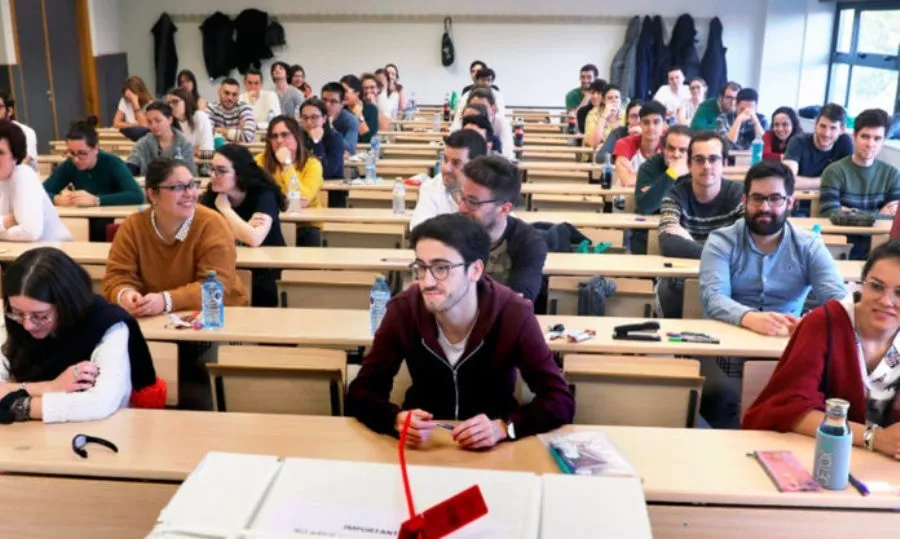 Esta año la Junta ofrecerá 1.172 plazas de 41 categorías de licenciados especialistas. Foto EP