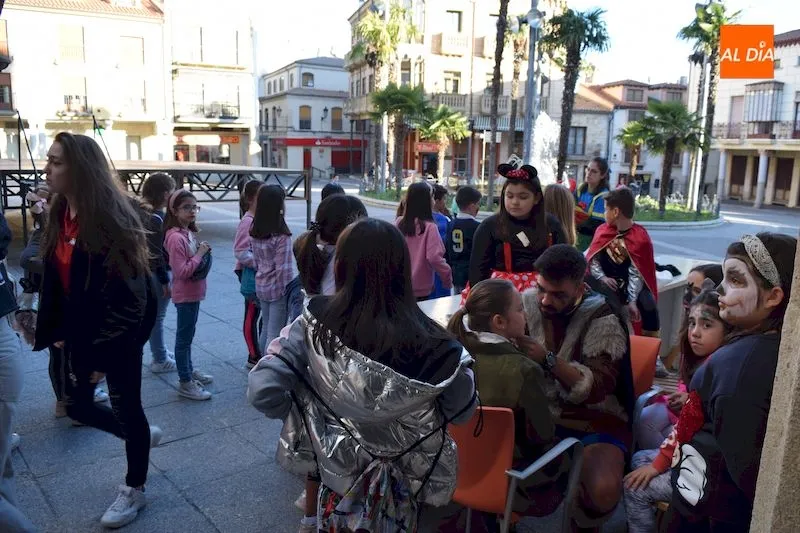 Los más pequeños pudieron pintarse la cara en los talleres de carnavales / Pedro Zaballos