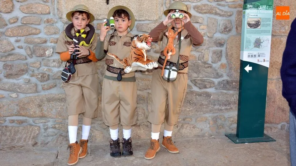 Foto 3 - Ni&ntilde;os y padres disfrutan en una animada fiesta de Carnaval en Lumbrales