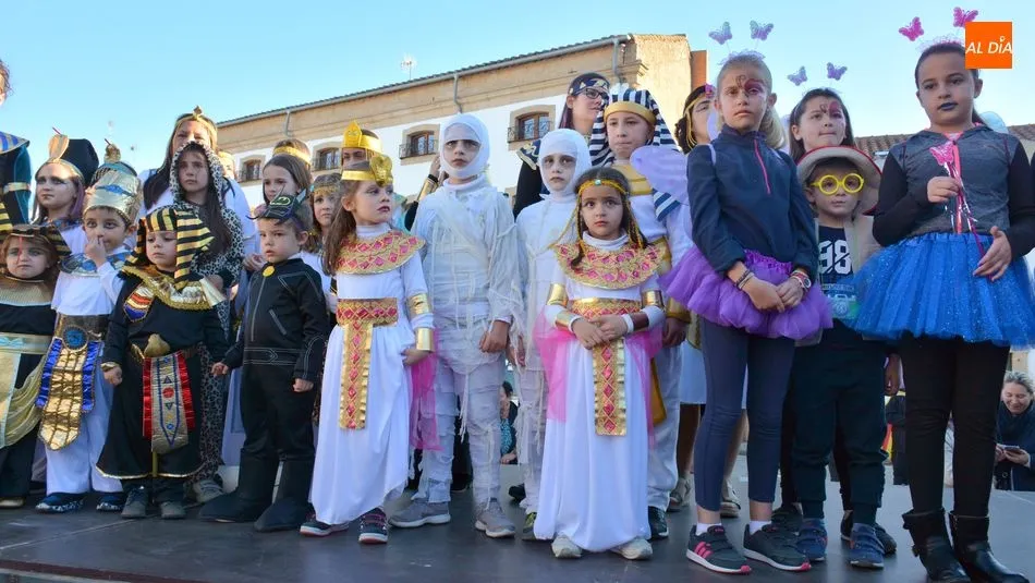 Foto 10 - Ni&ntilde;os y padres disfrutan en una animada fiesta de Carnaval en Lumbrales