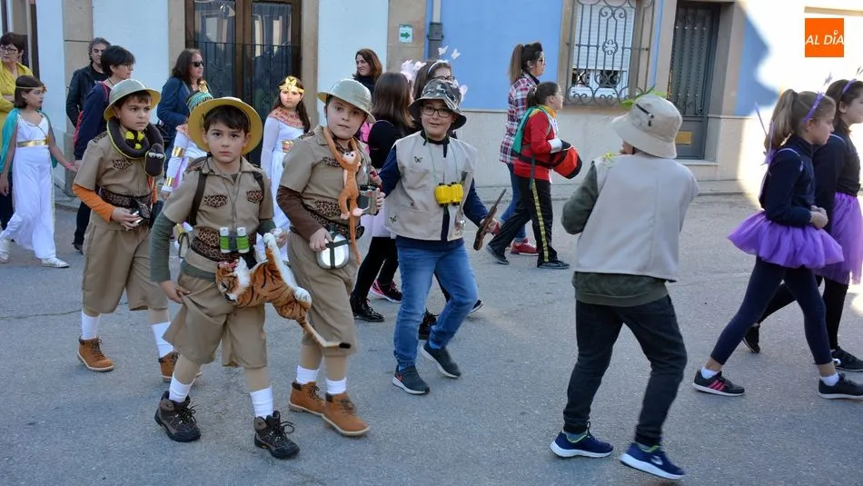 Foto 9 - Ni&ntilde;os y padres disfrutan en una animada fiesta de Carnaval en Lumbrales