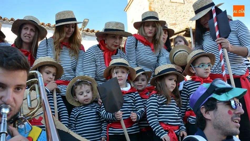 Foto 2 - Ni&ntilde;os y padres disfrutan en una animada fiesta de Carnaval en Lumbrales