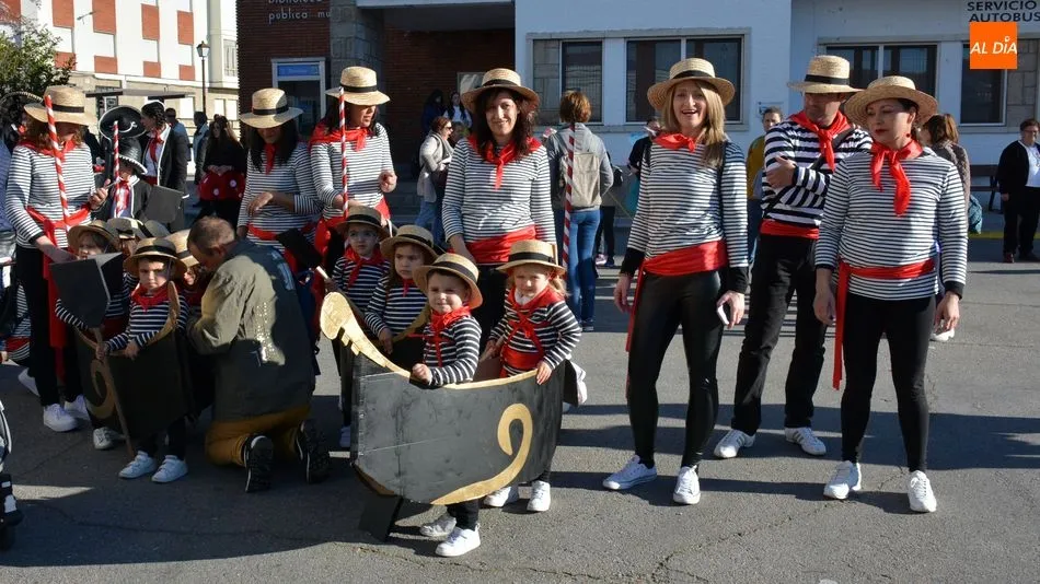 Foto 8 - Ni&ntilde;os y padres disfrutan en una animada fiesta de Carnaval en Lumbrales