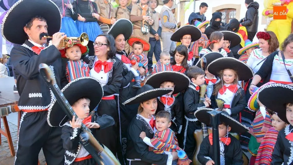 Foto 6 - Ni&ntilde;os y padres disfrutan en una animada fiesta de Carnaval en Lumbrales