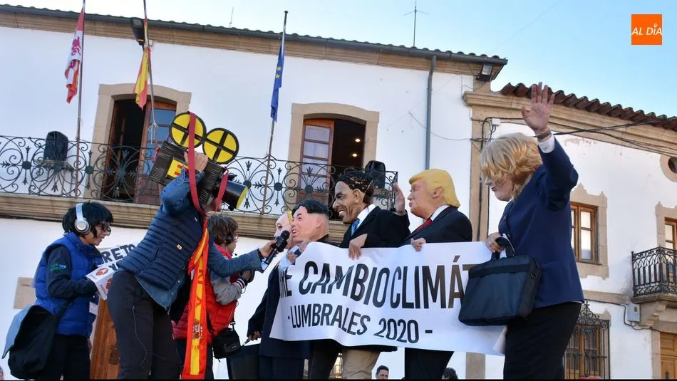 Foto 4 - Ni&ntilde;os y padres disfrutan en una animada fiesta de Carnaval en Lumbrales