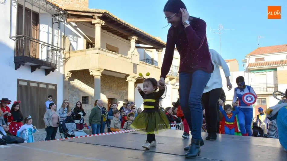 Foto 7 - Ni&ntilde;os y padres disfrutan en una animada fiesta de Carnaval en Lumbrales
