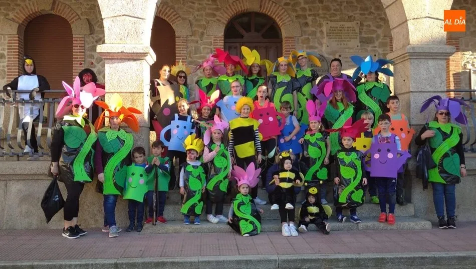 Pequeños y mayores llenaroin de algarabía las calles de Villarino este Lunes de Carnaval