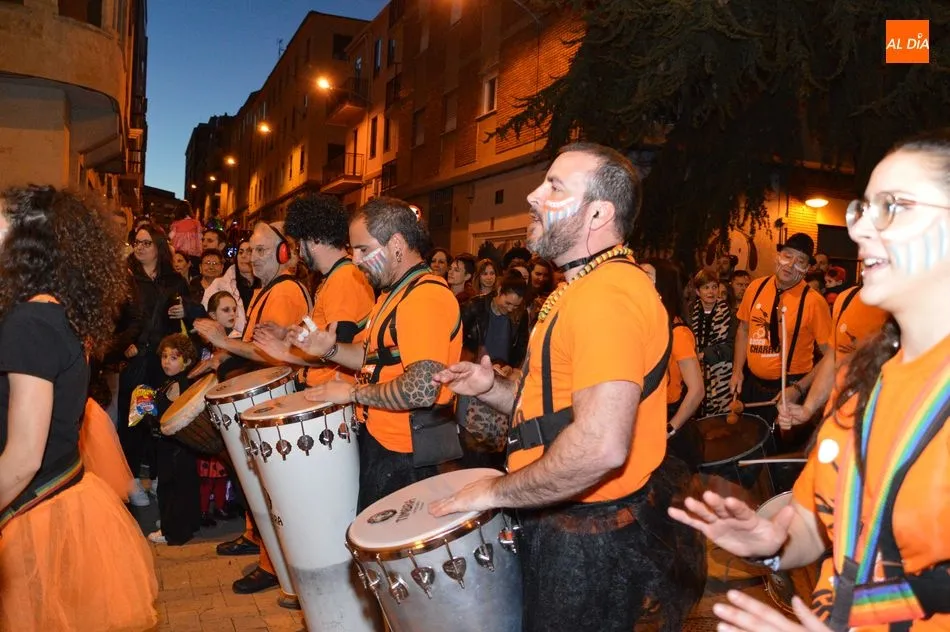 Foto 11 - El Barrio del Oeste disfruta a tope del Lunes de Carnaval