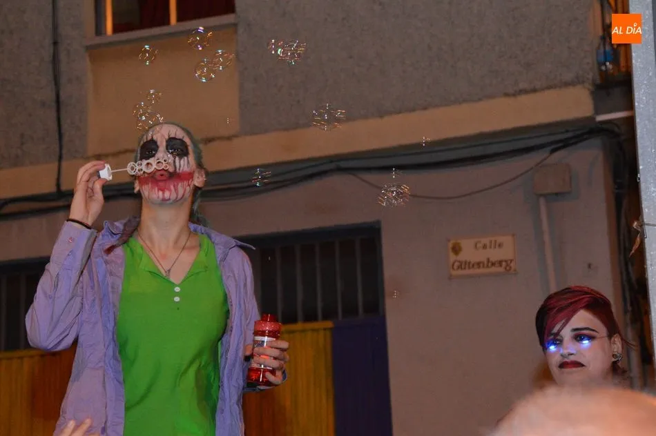 Foto 9 - El Barrio del Oeste disfruta a tope del Lunes de Carnaval