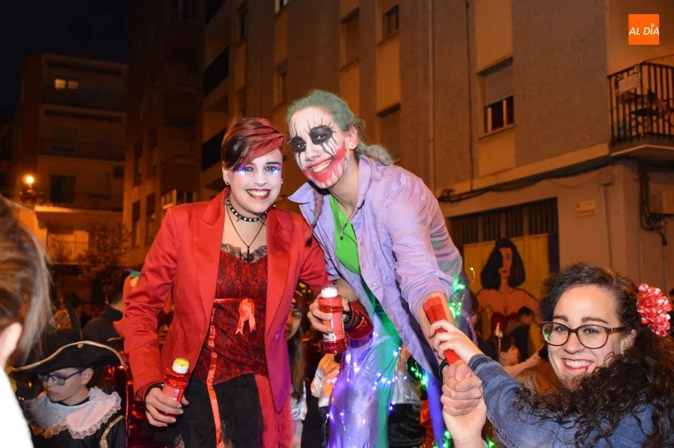 Foto 7 - El Barrio del Oeste disfruta a tope del Lunes de Carnaval