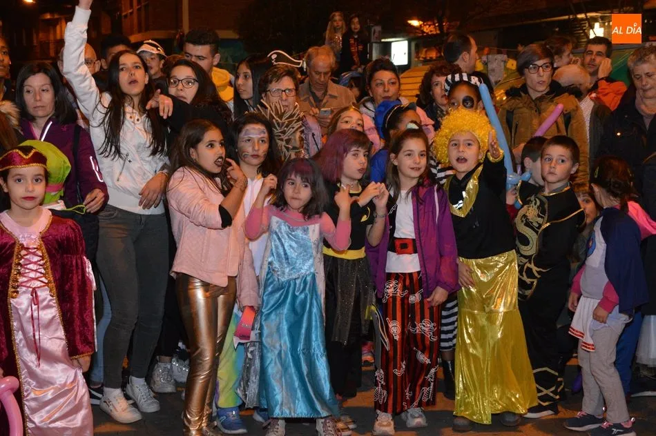 Foto 5 - El Barrio del Oeste disfruta a tope del Lunes de Carnaval