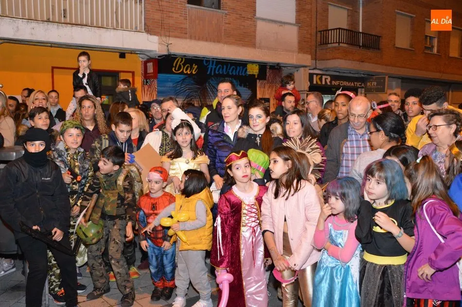 Foto 4 - El Barrio del Oeste disfruta a tope del Lunes de Carnaval