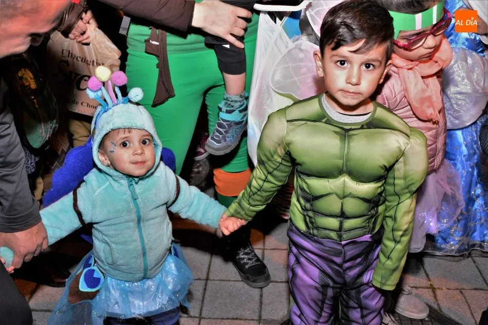 Foto 2 - El Barrio del Oeste disfruta a tope del Lunes de Carnaval