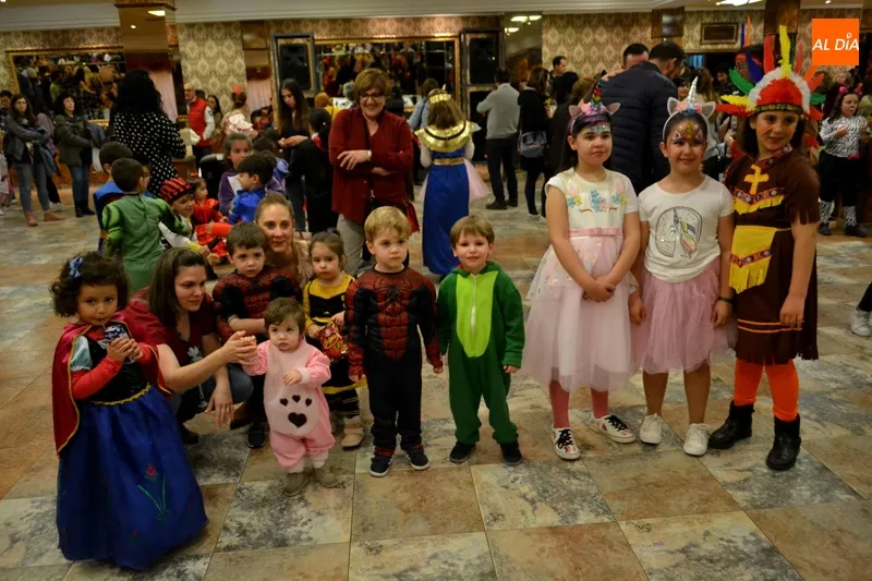 Foto 9 - Grandes y peque&ntilde;os disfrutan en un abarrotado baile infantil de carnaval