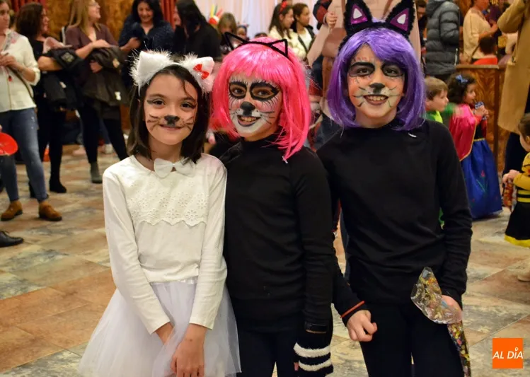 Foto 8 - Grandes y peque&ntilde;os disfrutan en un abarrotado baile infantil de carnaval